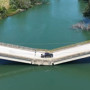 Κατεστραμμένη γέφυρα Παλαιόπυργου Λάρισας - Άλλοι παίρνουν το ρίσκο και περνούν από πάνω και άλλοι… κάνουν τον γύρο (ΒΙΝΤΕΟ-ΦΩΤΟ)