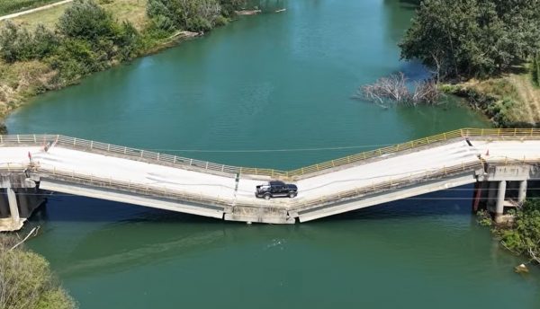 Κατεστραμμένη γέφυρα Παλαιόπυργου Λάρισας - Άλλοι παίρνουν το ρίσκο και περνούν από πάνω και άλλοι… κάνουν τον γύρο (ΒΙΝΤΕΟ-ΦΩΤΟ)