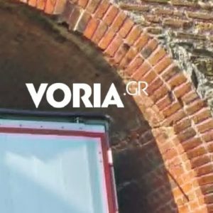 Φορτηγό σφήνωσε στην Πορτάρα της Άνω Πόλης στη Θεσσαλονίκη και προκάλεσε φθορές στα τείχη - Δείτε βίντεο