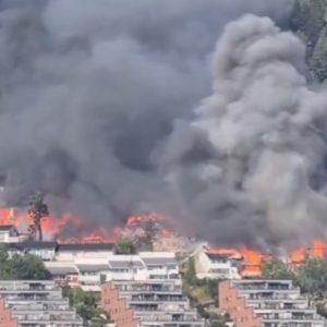 Στο έλεος της φωτιάς οικισμός στη Νορβηγία: Καταστράφηκαν περισσότερα από 100 σπίτια, πάνω από 400 άτομα απομακρύνθηκαν, βίντεο και φωτογραφίες