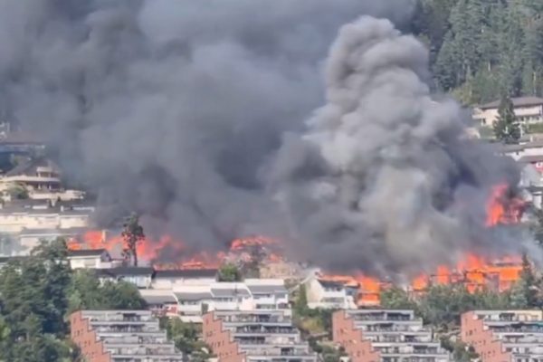 Στο έλεος της φωτιάς οικισμός στη Νορβηγία: Καταστράφηκαν περισσότερα από 100 σπίτια, πάνω από 400 άτομα απομακρύνθηκαν, βίντεο και φωτογραφίες