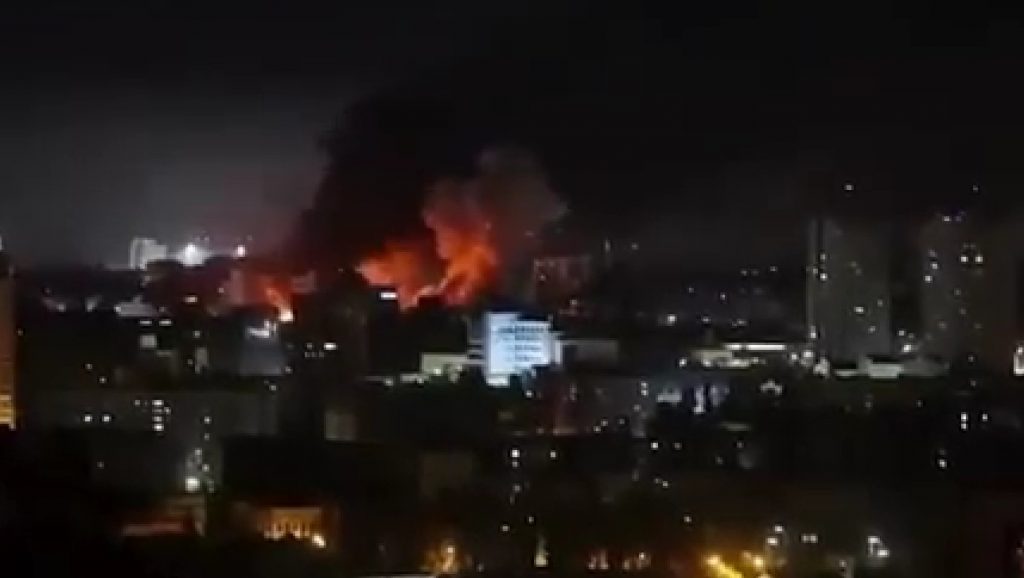 Ουκρανία: Η Ρωσία σφυροκόπησε το Κίεβο με 41 πυραύλους και drones στην μεγαλύτερη επίθεση από την αρχή του πολέμου – Ένας νεκρός και 16 τραυματίες