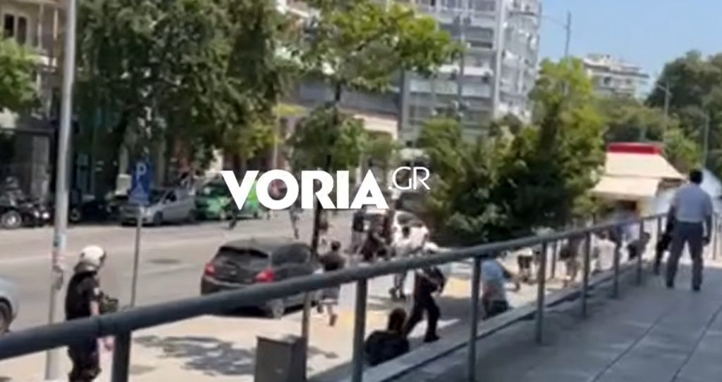 Δολοφονία Βάγιας Νέστορα: Επεισόδια έξω από τα δικαστήρια μετά την προφυλάκιση του 25χρονου