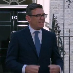 Ο Aντι Μπέρναμ ορίστηκε πρωθυπουργός της Βρετανίας, ο 7ος σε μια δεκαετία - Η συνάντηση με τον βασιλιά Κάρολο