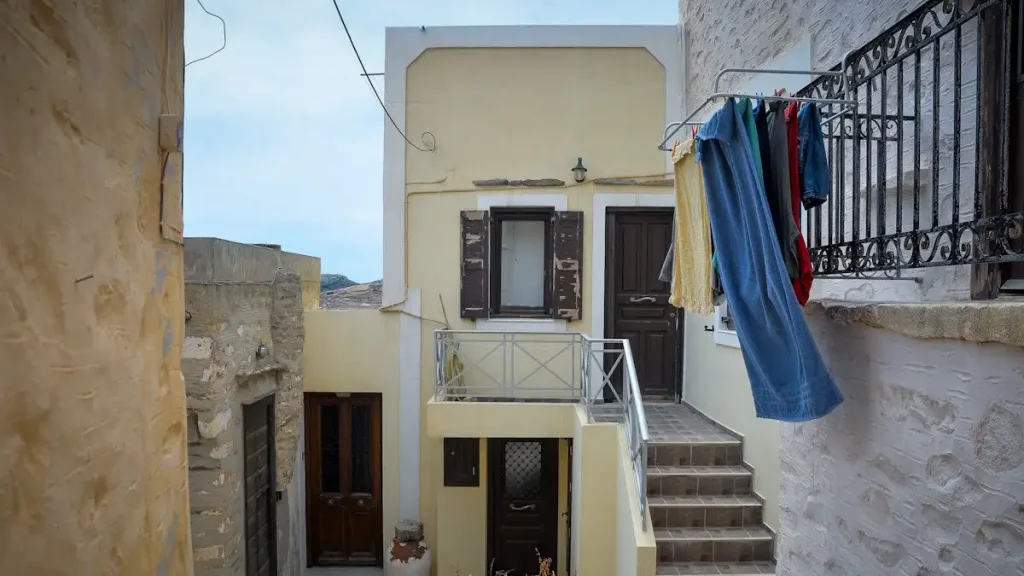 Στο μικροσκόπιο των αρχών βίντεο έξω από το σπίτι της δολοφονίας της 42χρονης διασώστριας του ΕΚΑΒ στη Σύρο