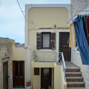 Στο μικροσκόπιο των αρχών βίντεο έξω από το σπίτι της δολοφονίας της 42χρονης διασώστριας του ΕΚΑΒ στη Σύρο