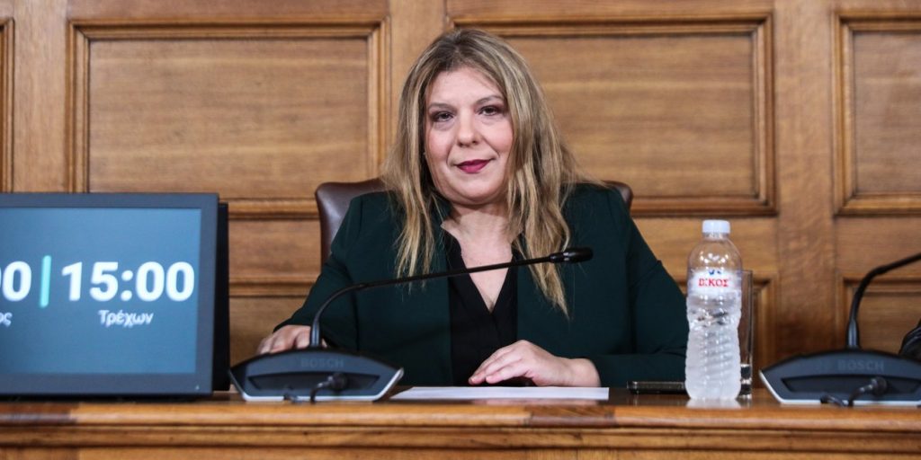 Η Μαρία Συρεγγέλα προσφεύγει στην Επιτροπή Δεοντολογίας κατά της Ζωής Κωνσταντοπούλου