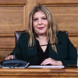 Η Μαρία Συρεγγέλα προσφεύγει στην Επιτροπή Δεοντολογίας κατά της Ζωής Κωνσταντοπούλου