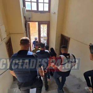 Σύρος: Δεν ασκήθηκαν διώξεις για τη δολοφονία της 41χρονης – Υπό φρούρηση παραμένει το σπίτι του ζευγαριού