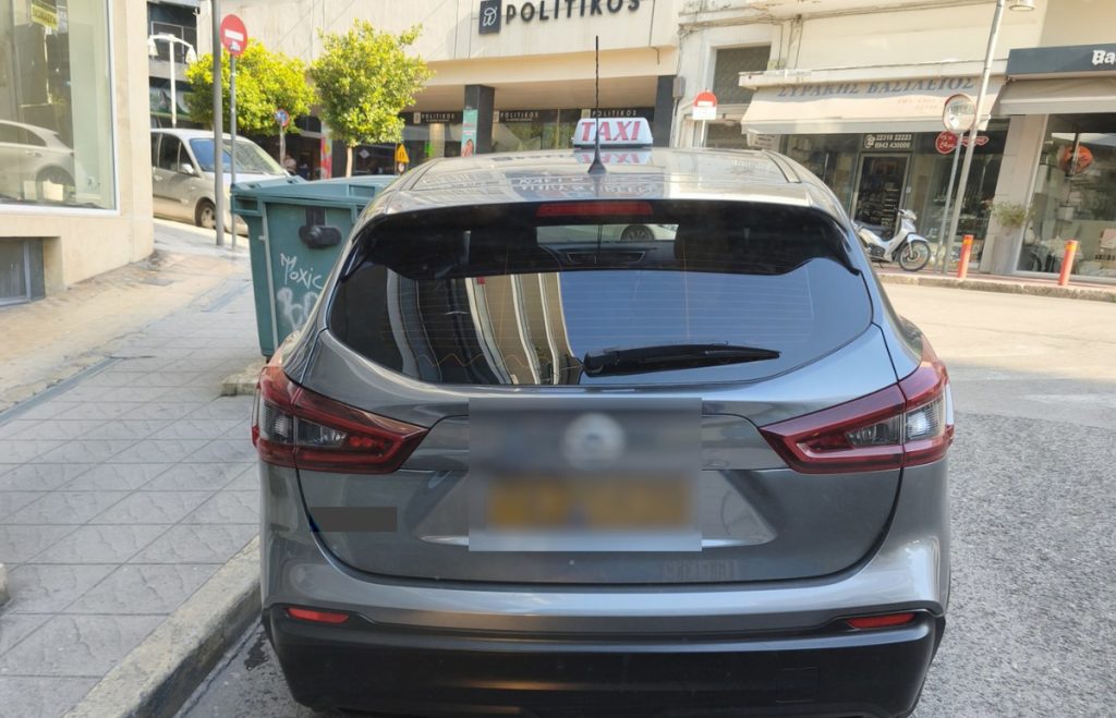 Λαμία: Αστικό λεωφορείο «κολλημένο» στη Θερμοπυλών λόγω παρκαρίσματος