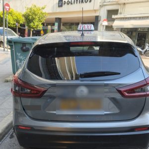 Λαμία: Αστικό λεωφορείο «κολλημένο» στη Θερμοπυλών λόγω παρκαρίσματος