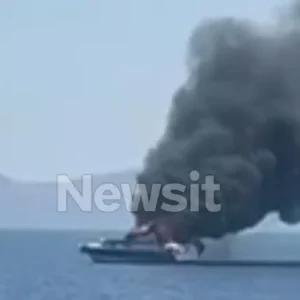 Βουλιαγμένη: Φωτιά και πυκνοί καπνοί σε ταχύπλοο με 4 επιβαίνοντες – Μεταφέρθηκαν με ασφάλεια σε ιστιοφόρο