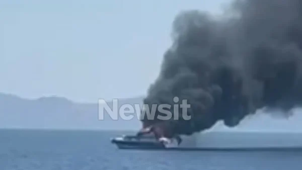 Βουλιαγμένη: Φωτιά και πυκνοί καπνοί σε ταχύπλοο με 4 επιβαίνοντες – Μεταφέρθηκαν με ασφάλεια σε ιστιοφόρο