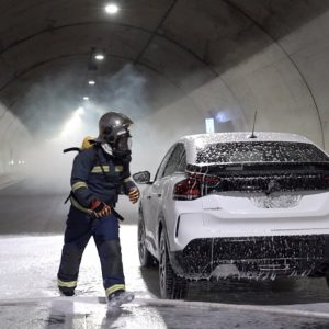 Αυτοκίνητο τυλίχθηκε στις φλόγες μέσα στις σήραγγες των Τεμπών