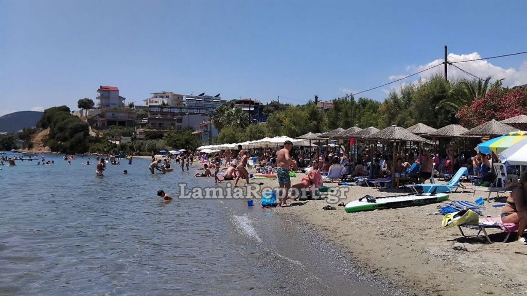 Γέμισαν οι παραλίες της Γλύφας από κόσμο - Δείτε εικόνες