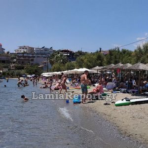 Γέμισαν οι παραλίες της Γλύφας από κόσμο - Δείτε εικόνες