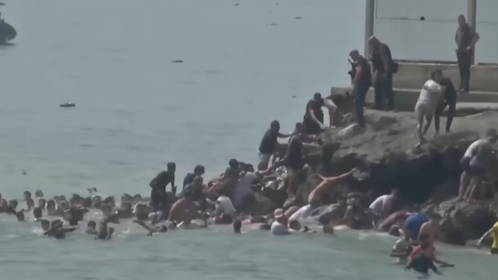 Θέουτα: Χιλιάδες μετανάστες εισέρχονται, διπλωματικός «πόλεμος» με Ιταλία – Αναπτύχθηκε ο στρατός στην περιοχή