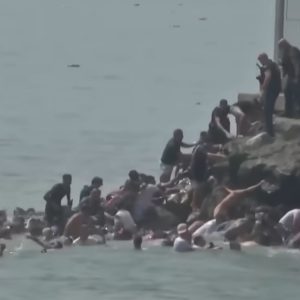 Θέουτα: Χιλιάδες μετανάστες εισέρχονται, διπλωματικός «πόλεμος» με Ιταλία – Αναπτύχθηκε ο στρατός στην περιοχή