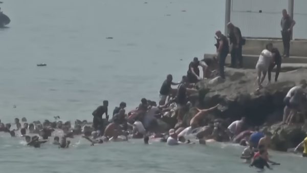 Θέουτα: Χιλιάδες μετανάστες εισέρχονται, διπλωματικός «πόλεμος» με Ιταλία – Αναπτύχθηκε ο στρατός στην περιοχή