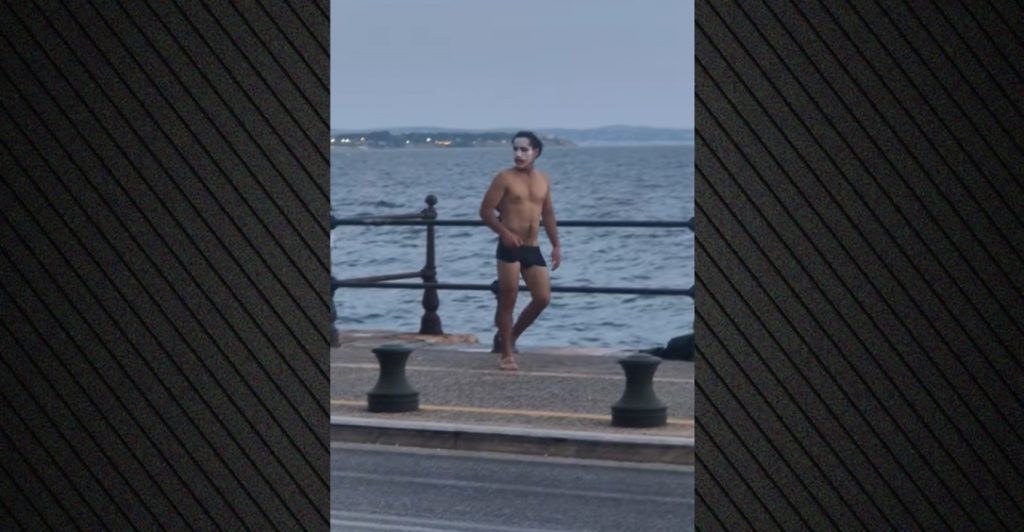Άνδρας ντυμένος Τζόκερ χόρευε με το εσώρουχο και... βούτηξε στον Θερμαϊκό!