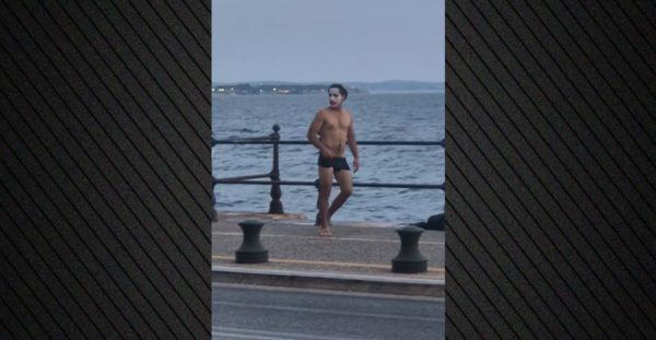 Άνδρας ντυμένος Τζόκερ χόρευε με το εσώρουχο και... βούτηξε στον Θερμαϊκό!