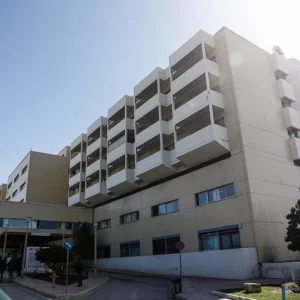 Χάος στο Θριάσιο: 50 Ρομά έσπασαν τζάμια και επιτέθηκαν σε γιατρούς επειδή καθυστέρησε αξονική συγγενή τους, δύο συλλήψεις