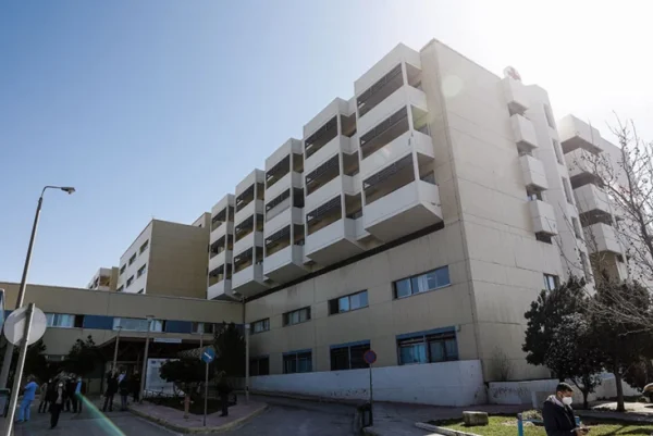 Χάος στο Θριάσιο: 50 Ρομά έσπασαν τζάμια και επιτέθηκαν σε γιατρούς επειδή καθυστέρησε αξονική συγγενή τους, δύο συλλήψεις