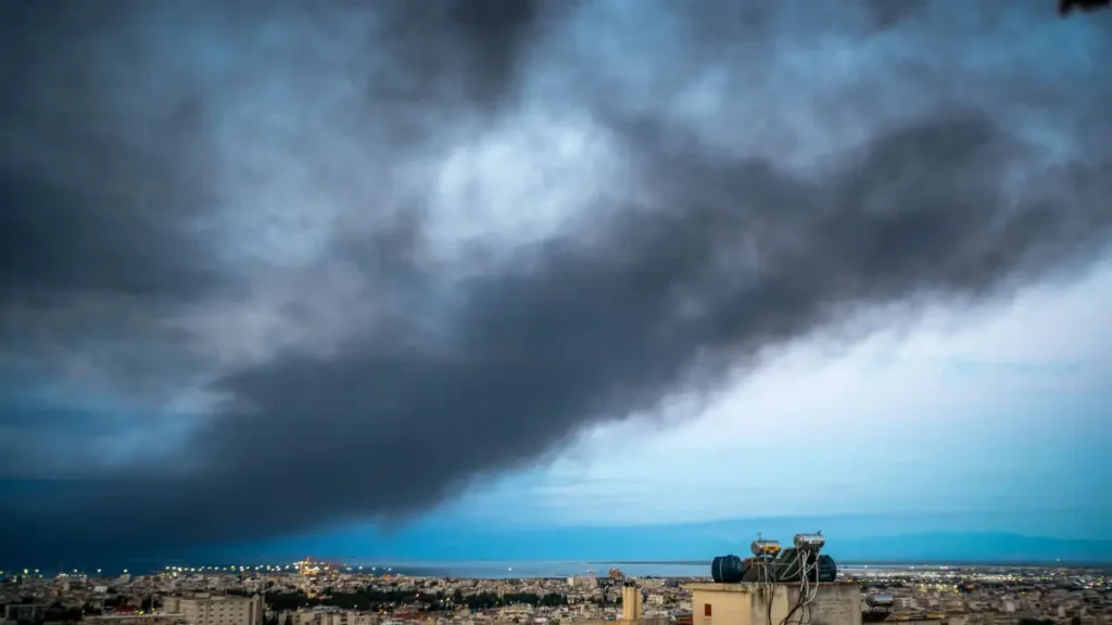 Πυρκαγιά στο Ωραιόκαστρο: Τοξικό νέφος 20 χλμ «σκέπασε» την Θεσσαλονίκη – Δείτε βίντεο και φωτογραφίες