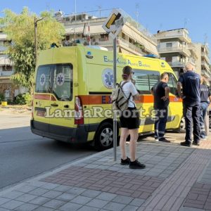 Λαμία: Μηχανάκι παρέσυρε νεαρή γυναίκα - Ευτυχώς δεν υπήρξε σοβαρός τραυματισμός