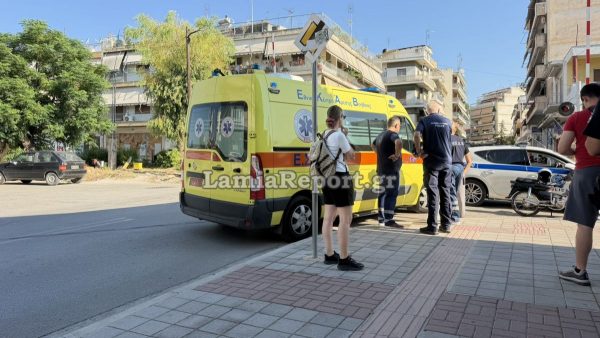 Λαμία: Μηχανάκι παρέσυρε νεαρή γυναίκα - Ευτυχώς δεν υπήρξε σοβαρός τραυματισμός