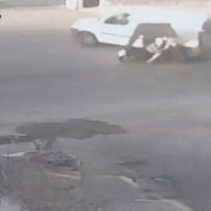 Λαμία: Βανάκι έκλεισε το δρόμο σε ντελιβερά - Η κάμερα κατέγραψε το τροχαίο - ΒΙΝΤΕΟ