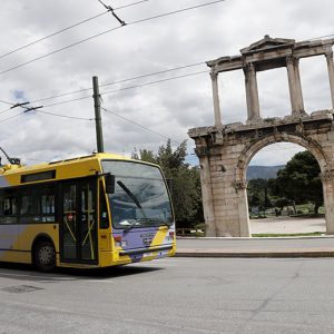 Πανεπιστημίου: Λεωφορείο συγκρούστηκε με τρόλεϊ – 4 τραυματίες και κυκλοφοριακό χάος