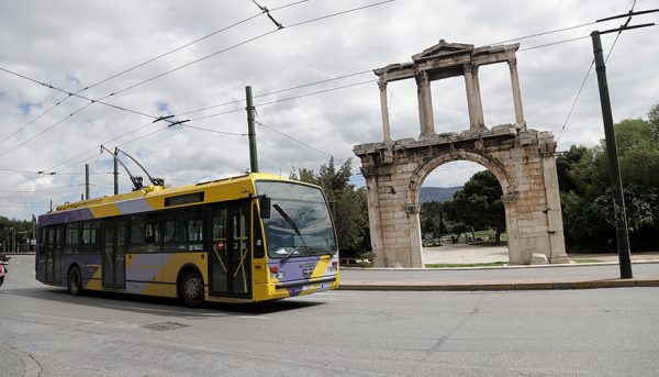Πανεπιστημίου: Λεωφορείο συγκρούστηκε με τρόλεϊ – 4 τραυματίες και κυκλοφοριακό χάος