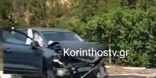 Κόρινθος: Τροχαίο ατύχημα με 3 τραυματίες, φορτηγό έσπασε προστατευτικές μπάρες και καρφώθηκε σε ΙΧ