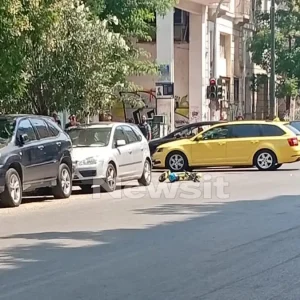 Τροχαίο στον Άγιο Παντελεήμονα: Αυτοκίνητο συγκρούστηκε με πατίνι – Στο νοσοκομείο 17χρονος με τραύμα στο κεφάλι
