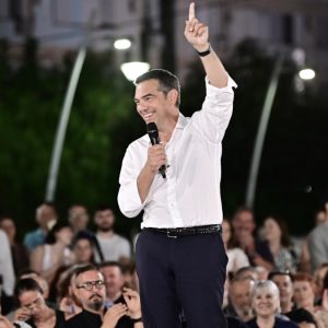 Τσίπρας: "Θα στείλω λουλούδια στον Άδωνι, κάθε φορά που μας βρίζει, ανεβαίνουμε στις δημοσκοπήσεις"