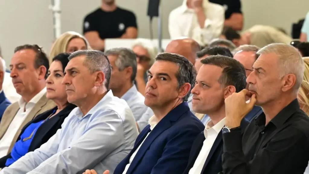 Αλέξης Τσίπρας: Το παρασκήνιο και οι συμβολισμοί στην εκδήλωση για την Τοπική Αυτοδιοίκηση – Οι δήμαρχοι και ο περιφερειάρχης που έδωσαν το παρών