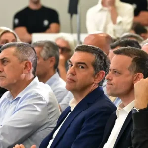 Αλέξης Τσίπρας: Το παρασκήνιο και οι συμβολισμοί στην εκδήλωση για την Τοπική Αυτοδιοίκηση – Οι δήμαρχοι και ο περιφερειάρχης που έδωσαν το παρών