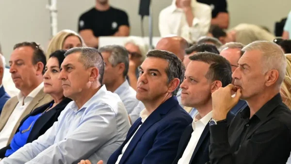 Αλέξης Τσίπρας: Το παρασκήνιο και οι συμβολισμοί στην εκδήλωση για την Τοπική Αυτοδιοίκηση – Οι δήμαρχοι και ο περιφερειάρχης που έδωσαν το παρών