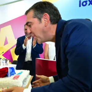 Γενέθλια για τον Αλέξη Τσίπρα: Τον αιφνιδίασαν με τούρτα - έκπληξη οι συνεργάτες του (ΦΩΤΟ)