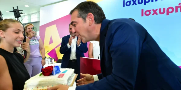 Γενέθλια για τον Αλέξη Τσίπρα: Τον αιφνιδίασαν με τούρτα - έκπληξη οι συνεργάτες του (ΦΩΤΟ)
