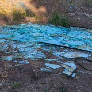 Ασυνείδητος πέταξε τζάμια σε χωματόδρομο μέσα σε βλάστηση