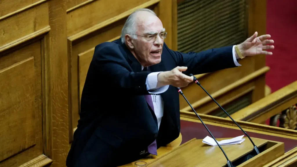 Βασίλης Λεβέντης: Τα 23 χρόνια επιμονής για την είσοδο στη Βουλή, οι πίτσες στο στούντιο και η σχέση με τον θετό γιο του