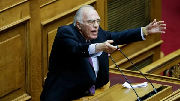 Βασίλης Λεβέντης: Τα 23 χρόνια επιμονής για την είσοδο στη Βουλή, οι πίτσες στο στούντιο και η σχέση με τον θετό γιο του