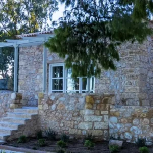 Πωλείται το θρυλικό εξοχικό του Αλέκου Αλεξανδράκη στο Νεράκι, αντί 800.000 ευρώ - Ένα πέτρινο σπίτι πάνω στη θάλασσα (ΒΙΝΤΕΟ)