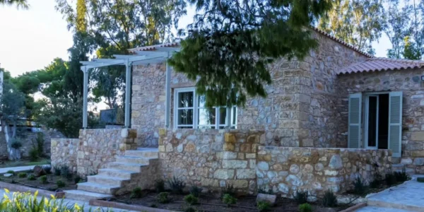 Πωλείται το θρυλικό εξοχικό του Αλέκου Αλεξανδράκη στο Νεράκι, αντί 800.000 ευρώ - Ένα πέτρινο σπίτι πάνω στη θάλασσα (ΒΙΝΤΕΟ)