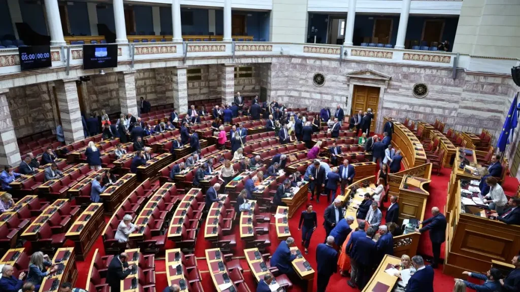 Βουλή: Σε εξέλιξη η ψηφοφορία για τα 33 άρθρα της Συνταγματικής Αναθεώρησης
