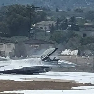 Ζάκυνθος: Αναγκαστική προσγείωση μαχητικού F-16 λόγω ένδειξης για φωτιά