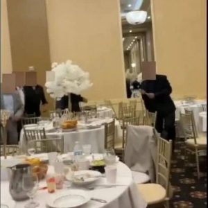 Κακός χαμός σε γαμήλια δεξίωση: Η ομαδική συμπλοκή οικογενειών σε διαμάχη, οι πανικόβλητοι καλεσμένοι και το βίντεο της ντροπής