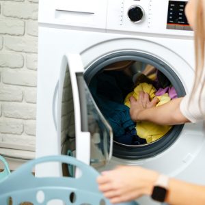 Ειδικοί συμφωνούν: Για να παραμείνουν οι πετσέτες ευωδιαστές και απαλές, πρέπει να βάζετε ένα καπάκι ξύδι στο πλυντήριο